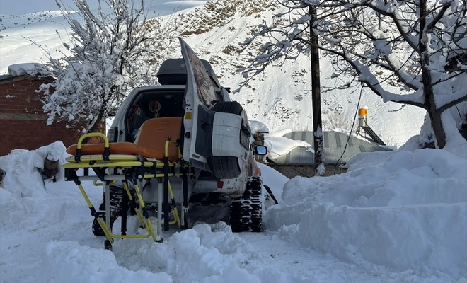 Erzincanda Yolu Kardan Kapanan Koydeki Hastaya Paletli Ambulansla Ulasildi 65Bed3B0