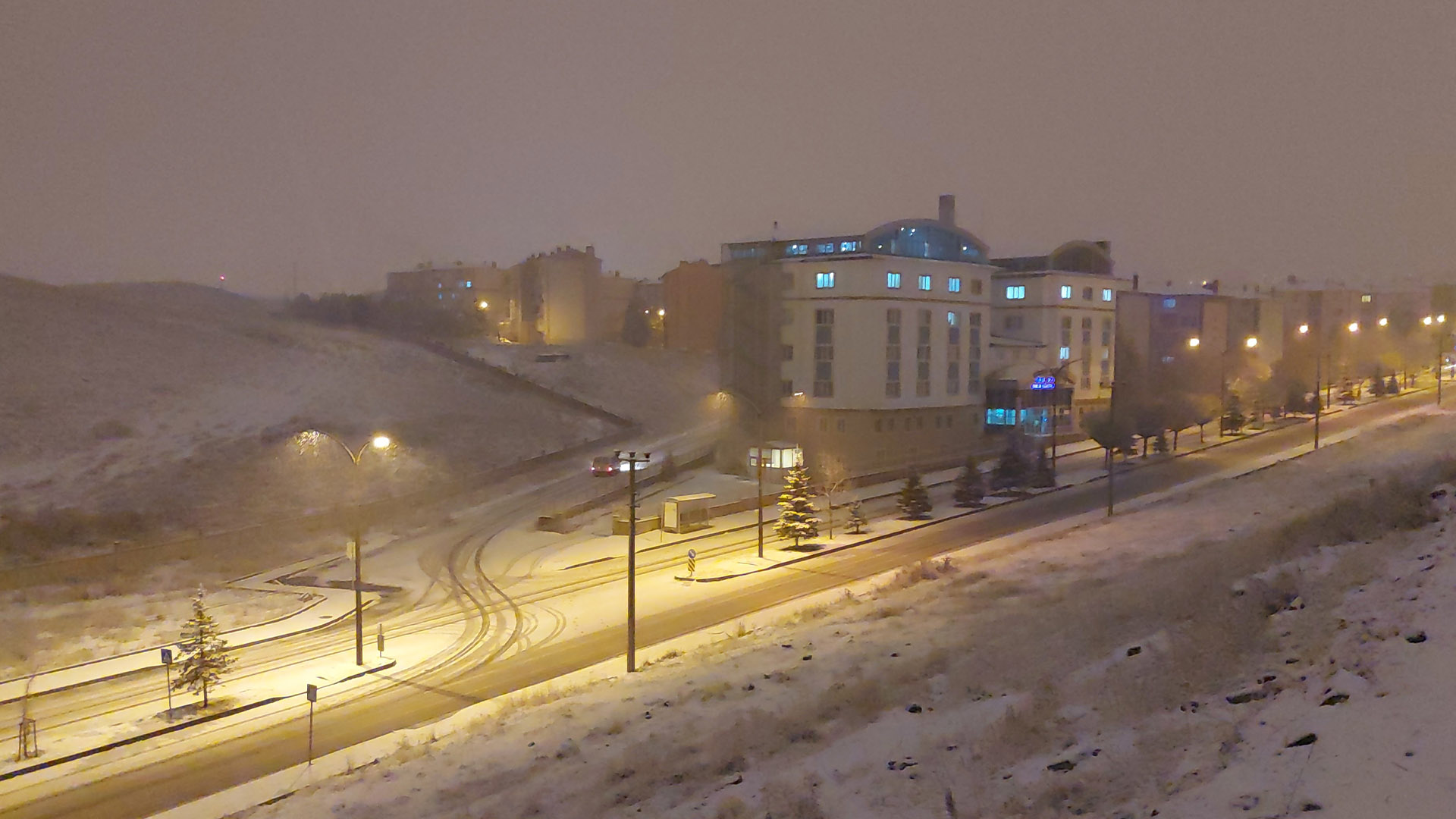 Erzurum’da Kar Yağışı Etkili, Sokaklar Beyaza Büründü 1