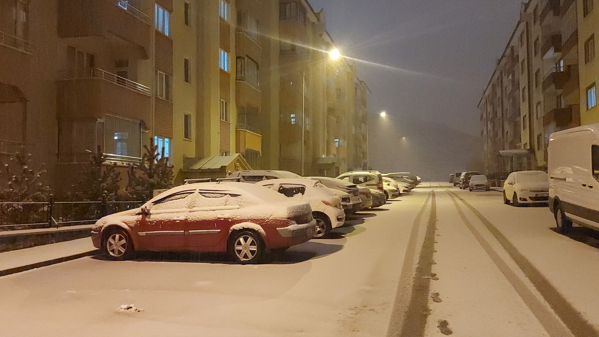 Erzurum’da Kar Yağışı Etkili, Sokaklar Beyaza Büründü 2