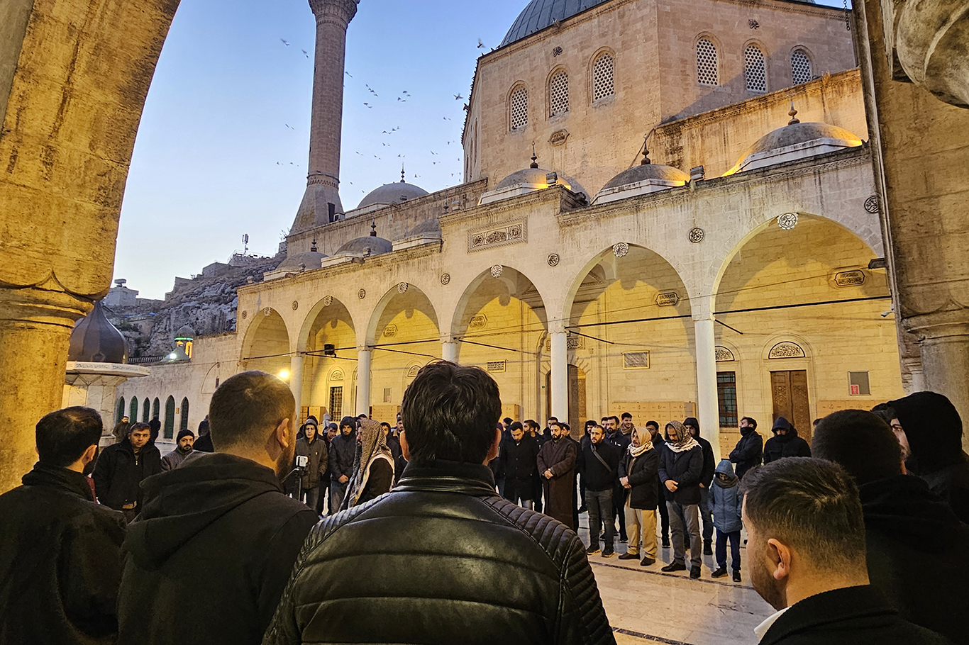 Huda Par Sanliurfa Il Genclik Kollari Sabah Namazinda Bulustu C65C7C8E