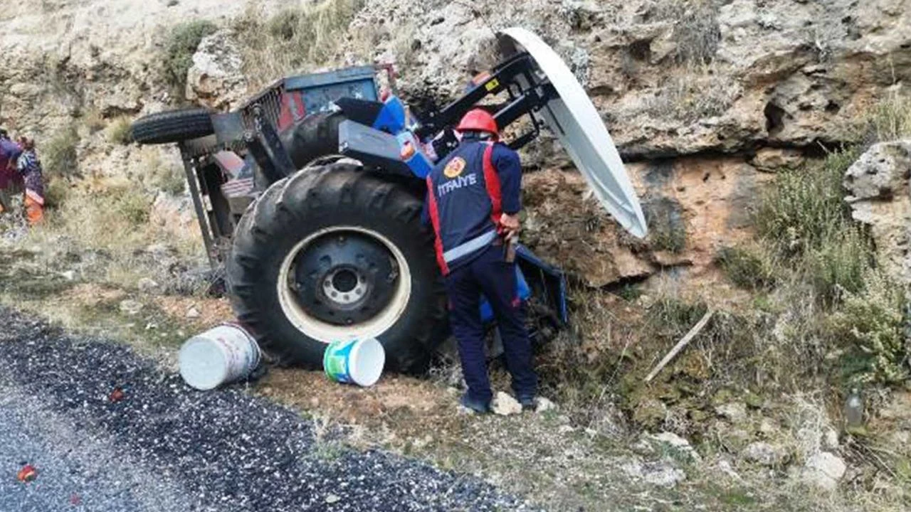 Kayalara Carparak Devrilen Traktorun Surucusu Agir Yaralandi