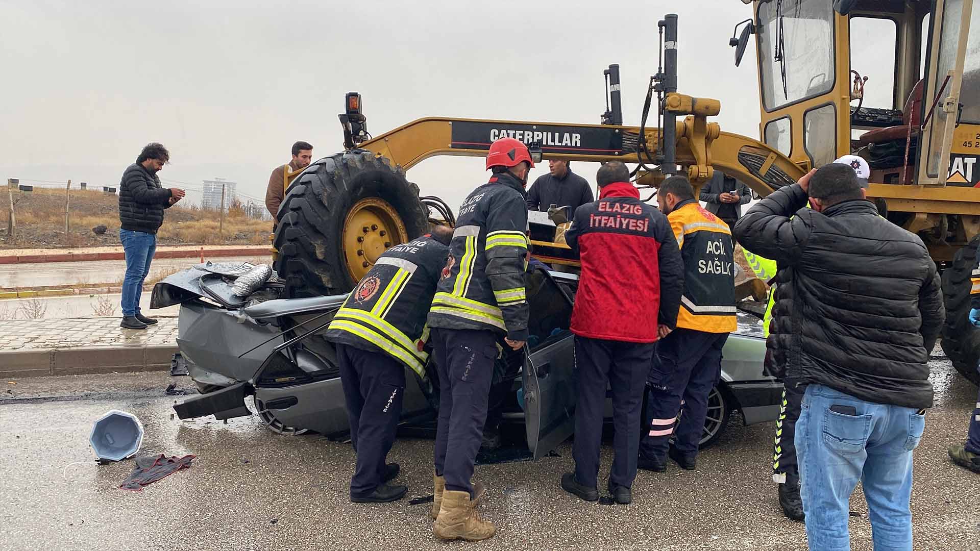 Otomobil Karşı Şeride Geçerek Greyderin Altına Girdi, Sürücü Öldü 3