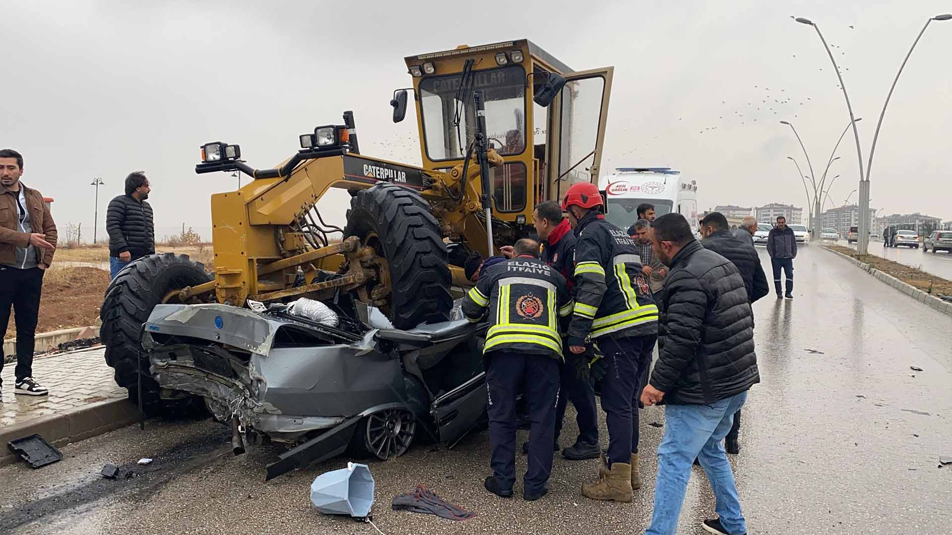 Otomobil Karşı Şeride Geçerek Greyderin Altına Girdi, Sürücü Öldü