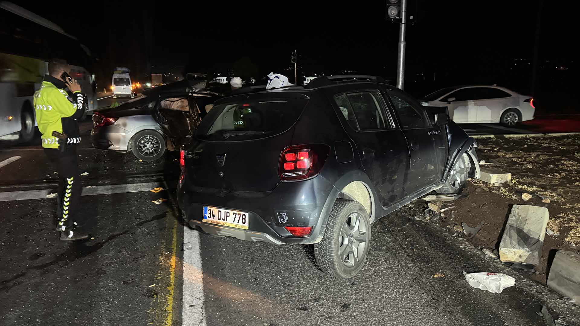 Şanlıurfa'da İki Otomobilin Çarpıştığı Kazada 1 Kişi Öldü, 6 Kişi Yaralandı 1