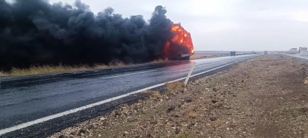 Sanliurfada Seyir Halindeki Tir Alev Alarak Kullanilamaz Hale Geldi 1 (1)