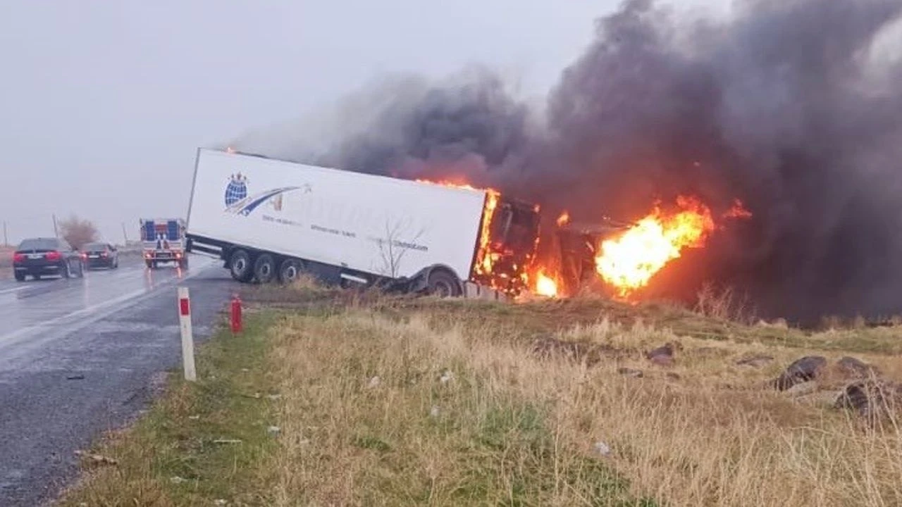 Sanliurfada Seyir Halindeki Tir Alev Alarak Kullanilamaz Hale Geldi