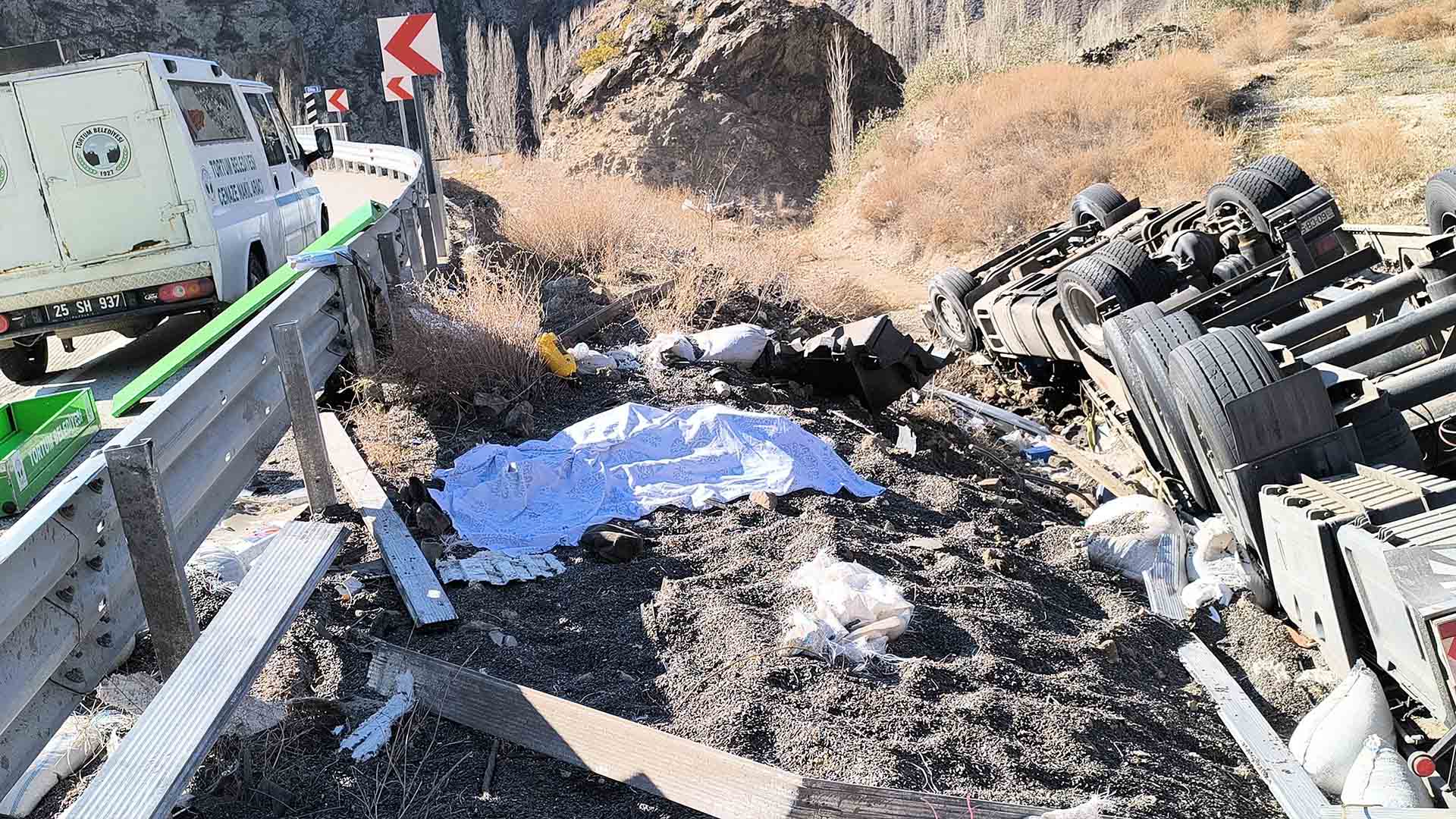 Şarampole Yuvarlanan Tırın Sürücüsü Aracından Atladı Ama Yine Hayatını Kaybetti