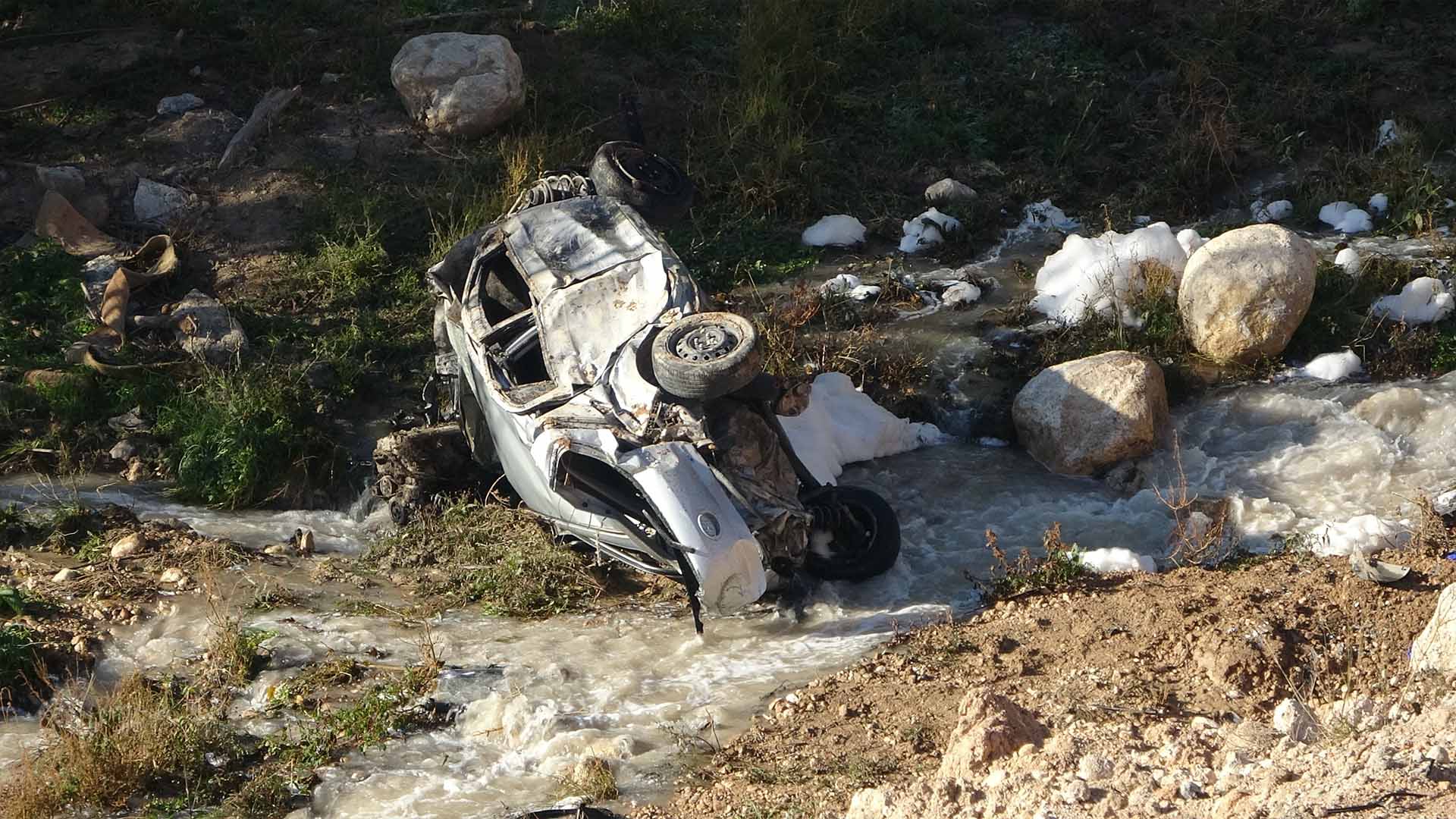 Trafiğe Kapalı Yola Giren Araç Dere Yatağına Uçtu, 1 Ölü 1