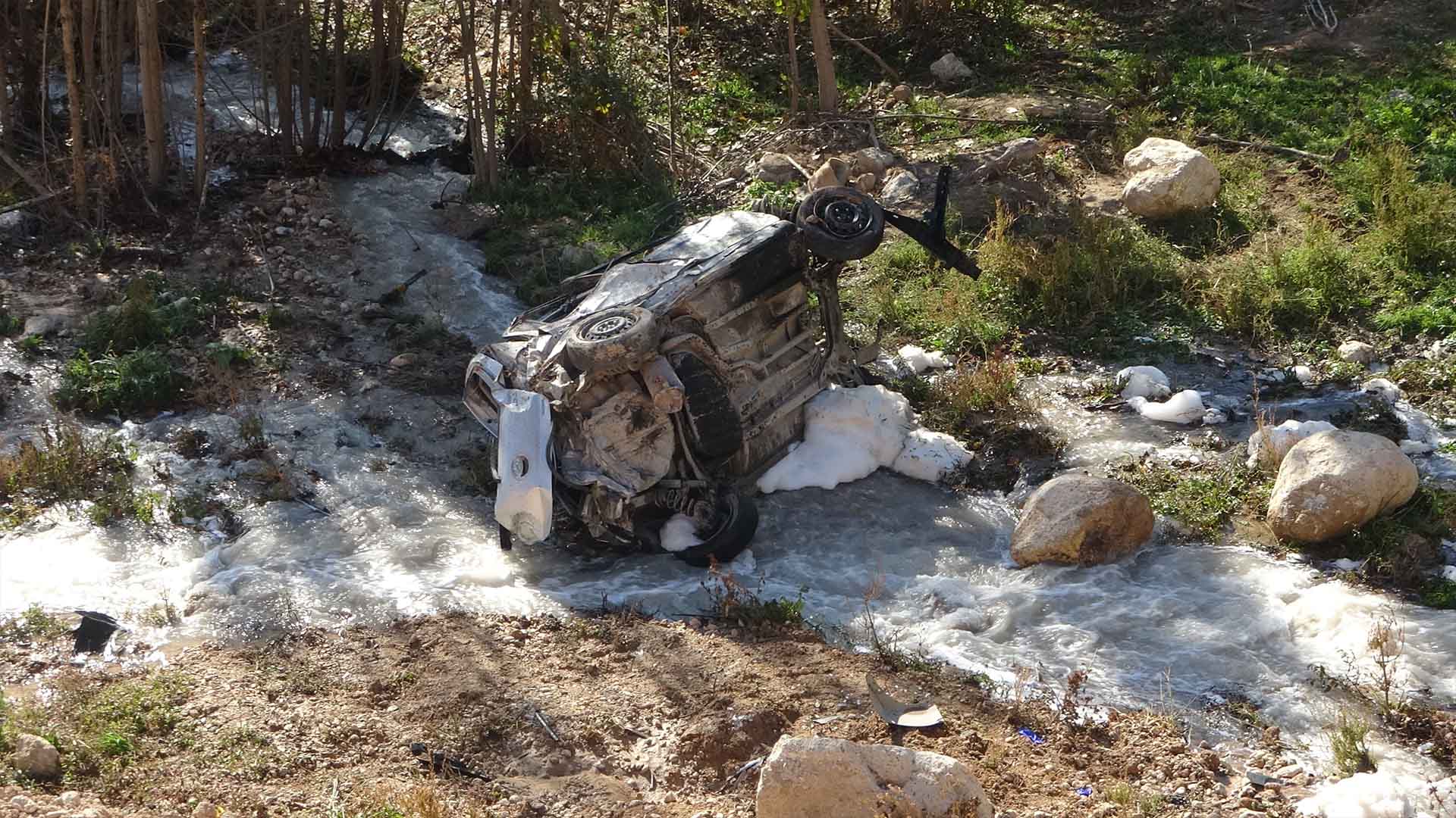 Trafiğe Kapalı Yola Giren Araç Dere Yatağına Uçtu, 1 Ölü 4