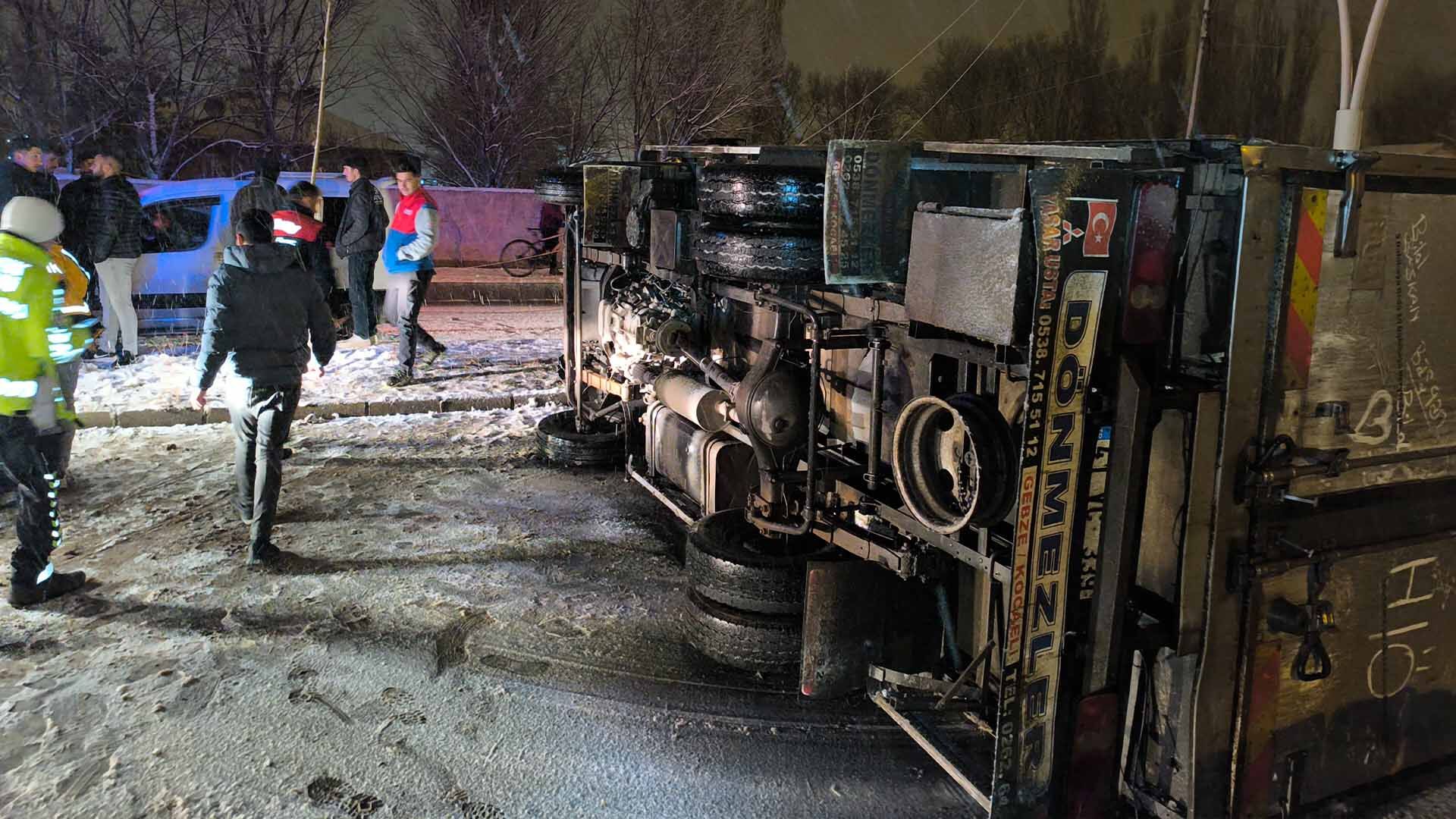 Ağrı'da Kar Yağışı Kazaya Neden Oldu, Kamyonet Devrildi 2