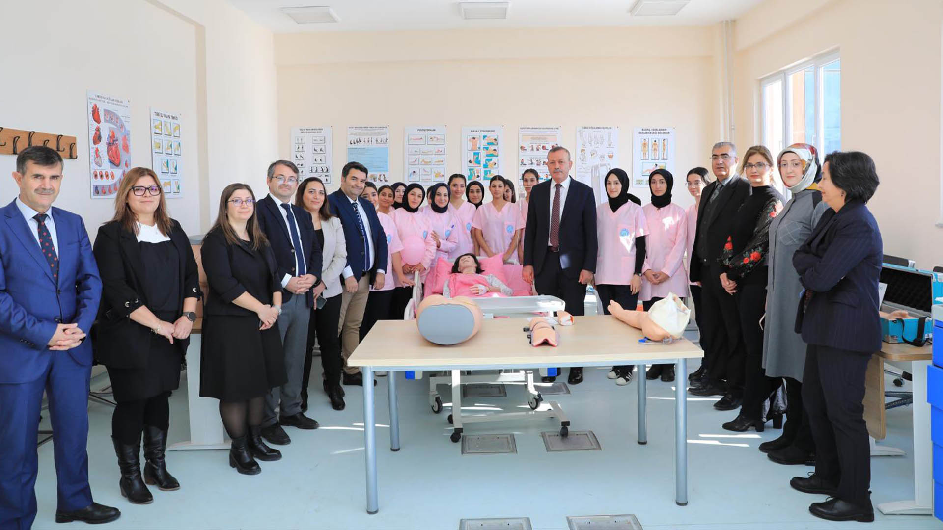 Bitlis Eren Üniversitesi Ebelik Bölümü Laboratuvarları Hizmete Açıldı 3