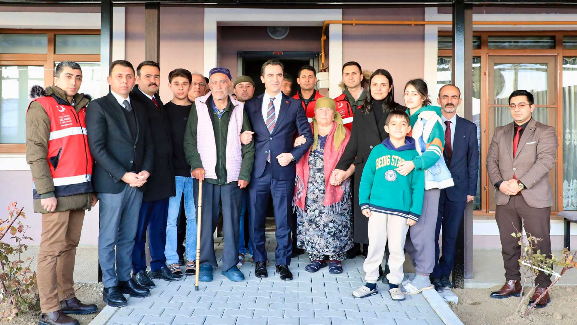 Bitlis Valisi Ahmet Karakaya, Ahıska Türkü Ailesini Ziyaret Etti