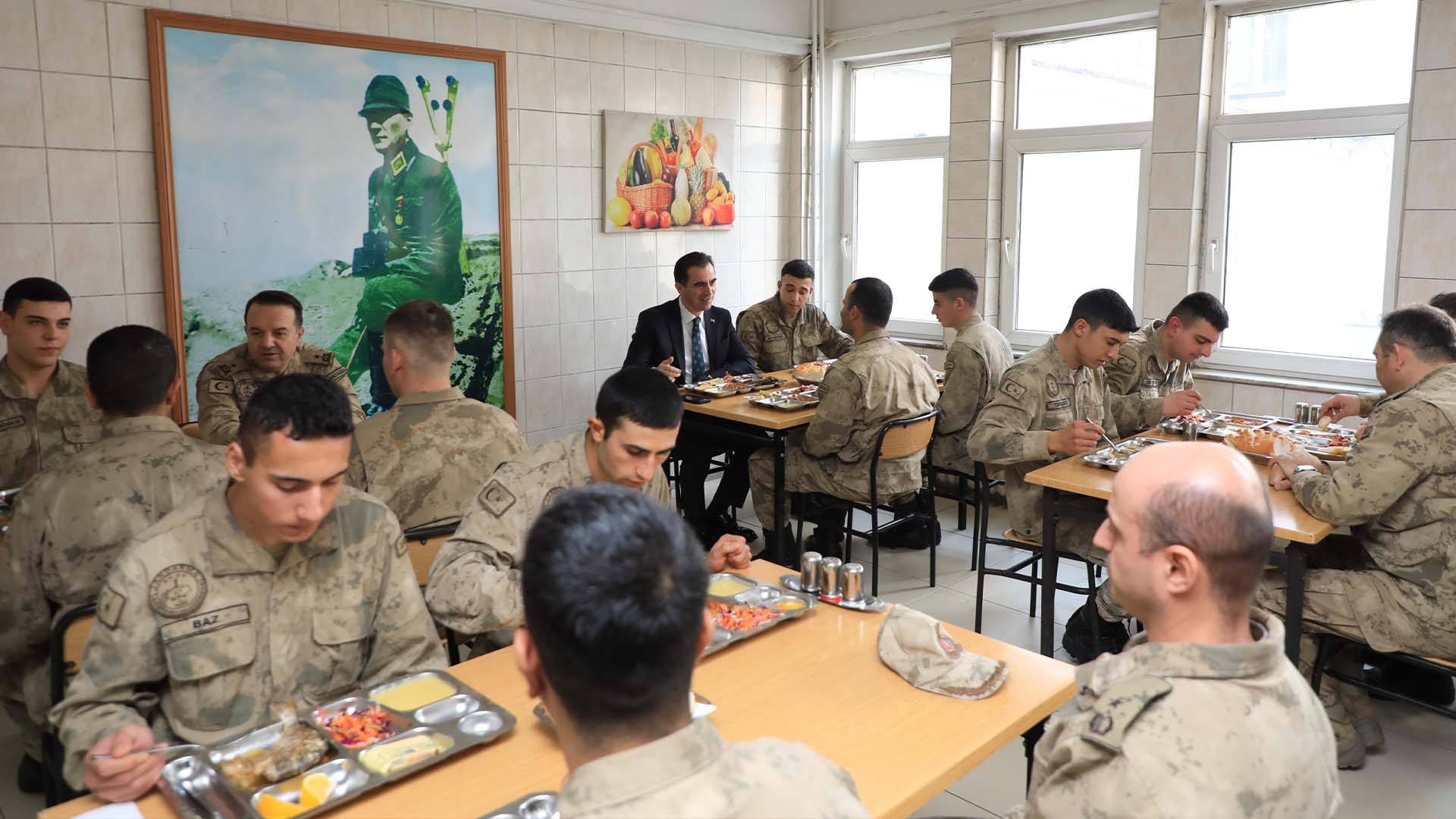 Bitlis Valisi Karakaya, İl Jandarma Komutanlığında Mehmetçik Ile Öğle Yemeğinde Bir Araya Geldi 5