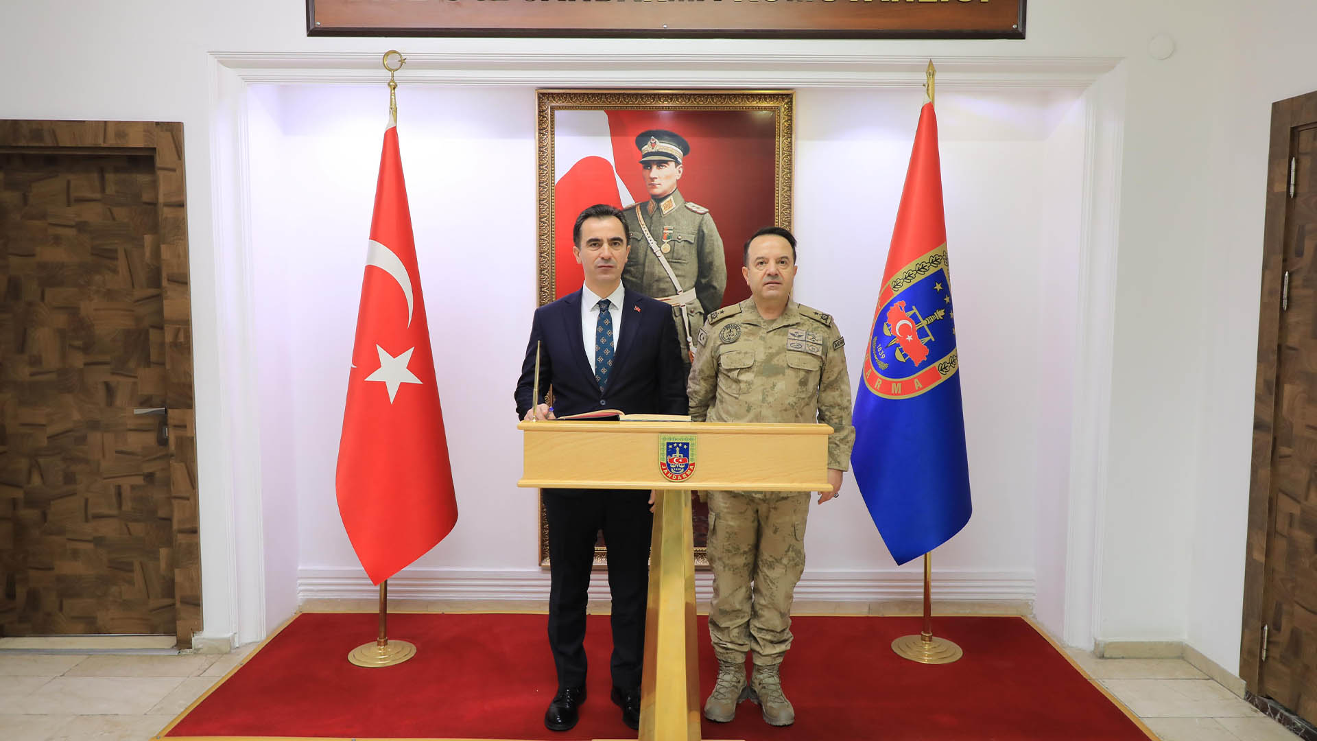 Bitlis Valisi Karakaya, İl Jandarma Komutanlığında Mehmetçik Ile Öğle Yemeğinde Bir Araya Geldi