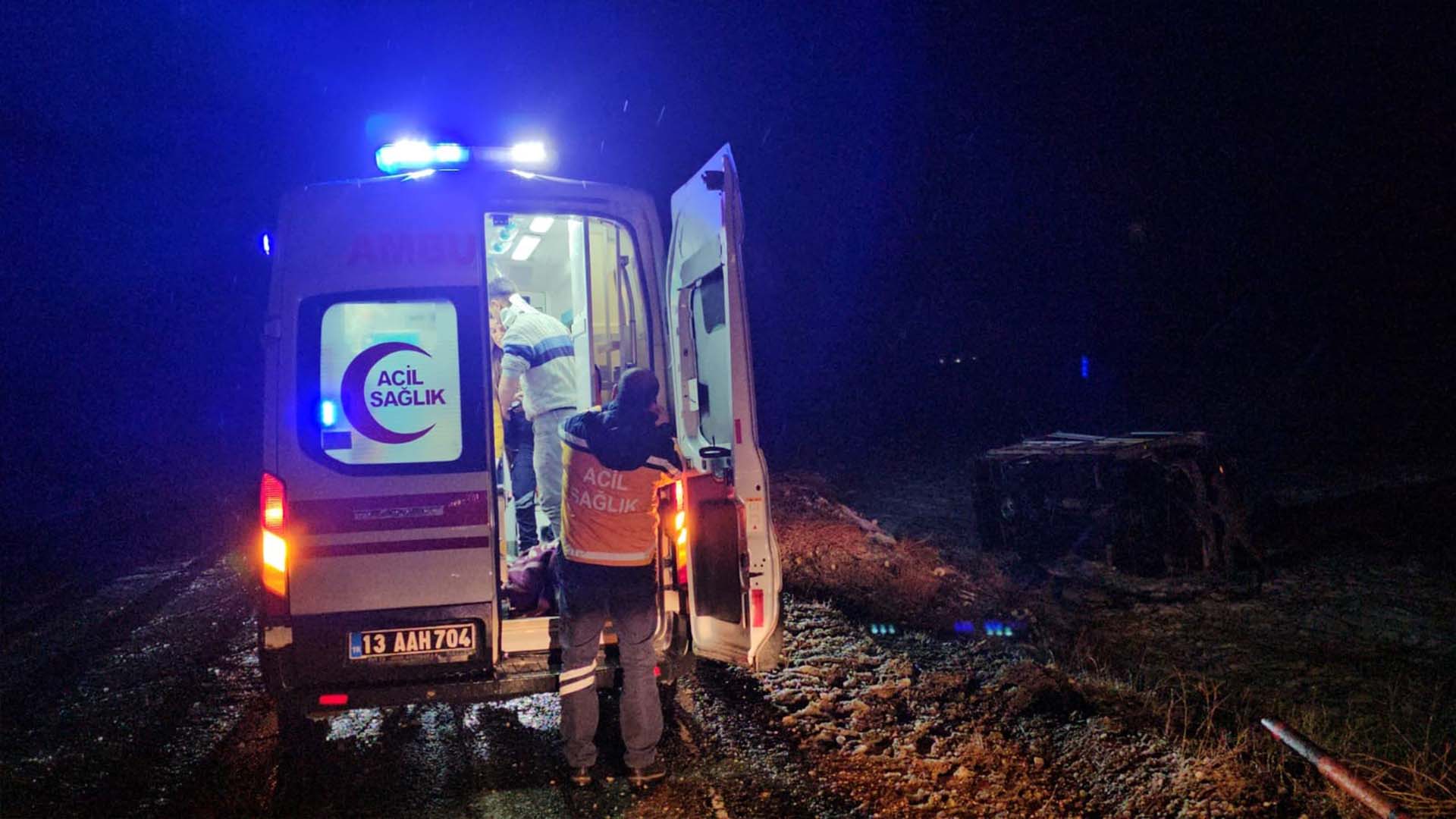 Bitlis'te Kamyonet Şarampole Yuvarlandı, Sürücü Yaralandı 1