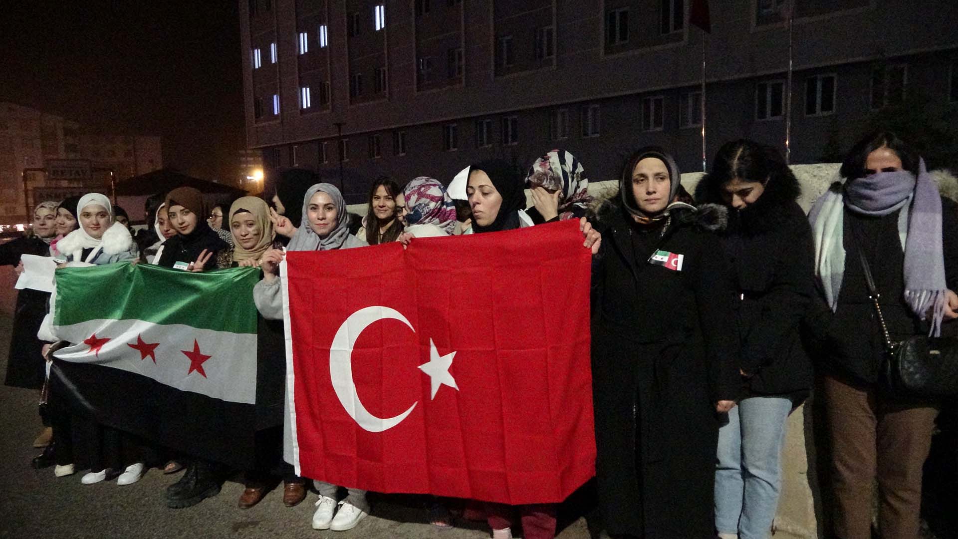 Bitlis'teki Suriyeli Kız Öğrencilerden Anlamlı Kutlama