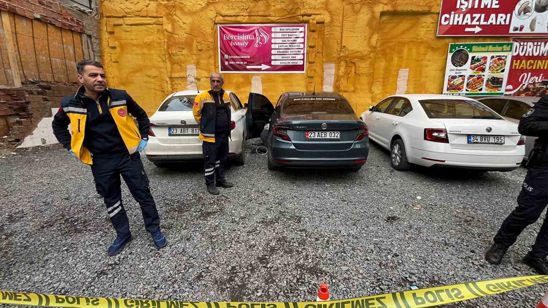 Elazığ'da Otomobil Kapısının Önünde Bir Kişi Ölü Bulundu 2