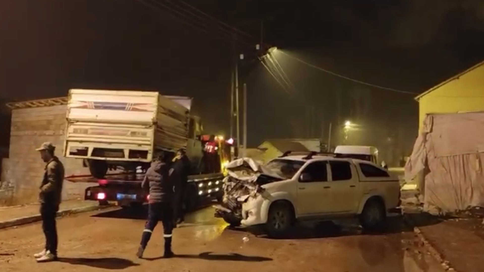 Hakkari'de Kamyonet Ile Pikap Çarpıştı, 2 Kişi Yaralandı 1