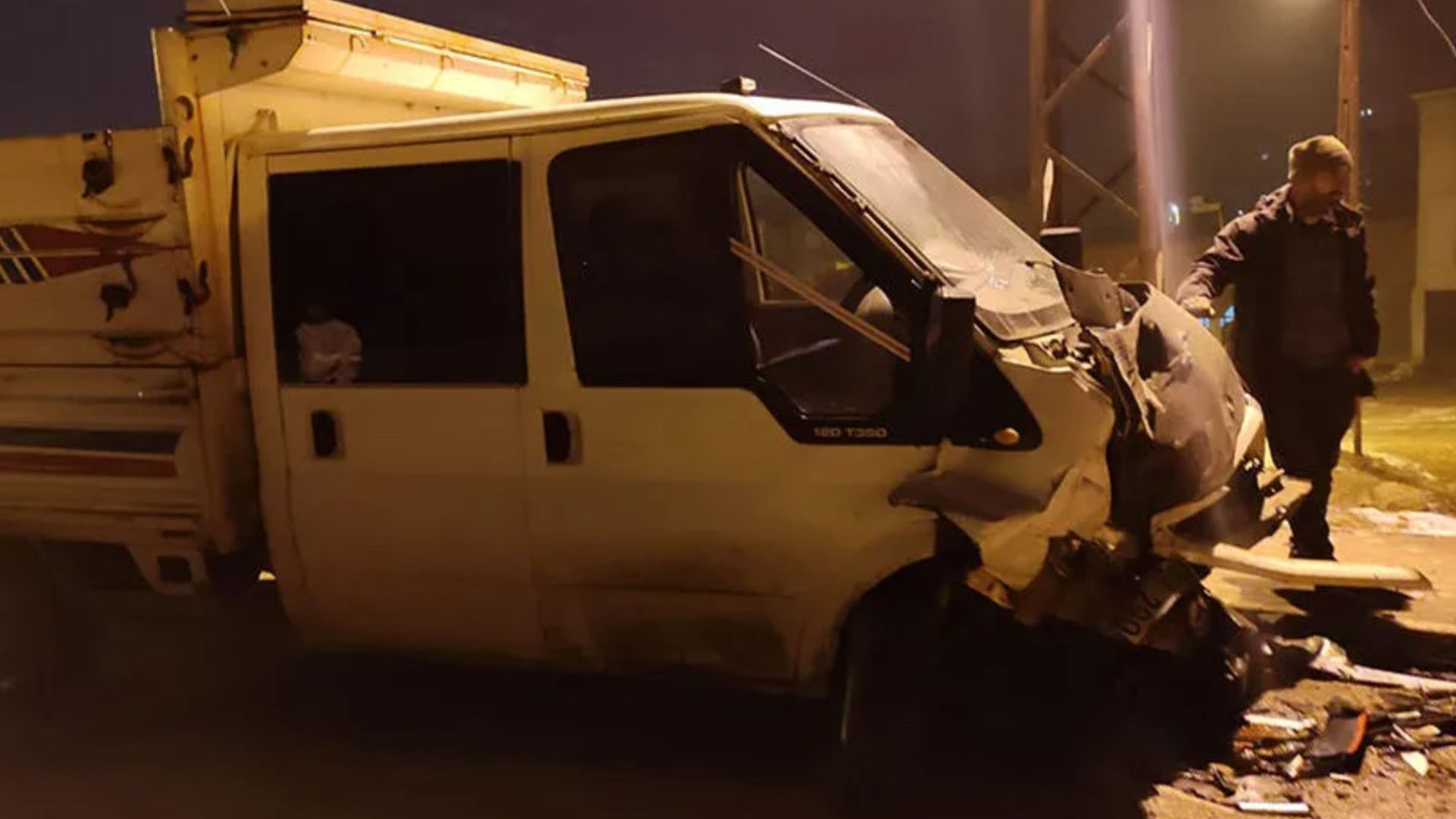 Hakkari'de Kamyonet Ile Pikap Çarpıştı, 2 Kişi Yaralandı 2