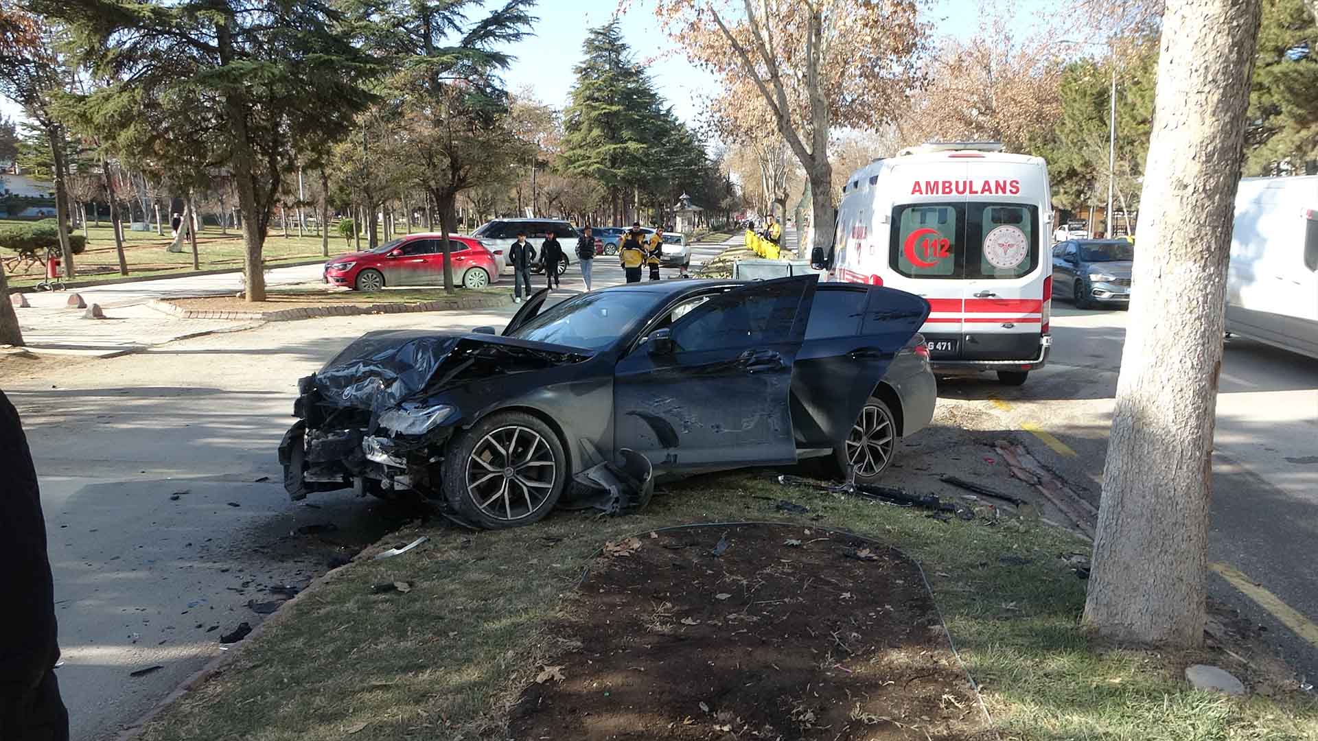 İki Otomobil Çarpıştı, 2'Si Çocuk, 3 Kişi Yaralandı 1