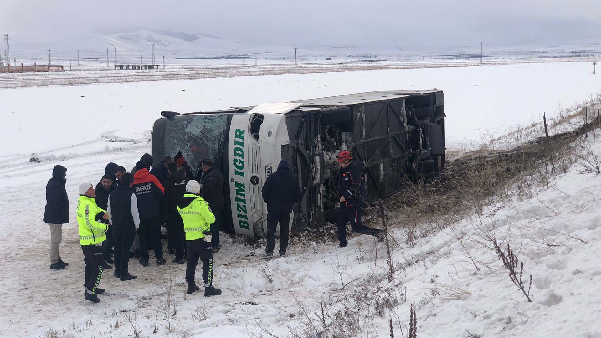 Kars'ta Yolcu Otobüsü Kaza Yaptı, 23 Kişi Yaralandı 1