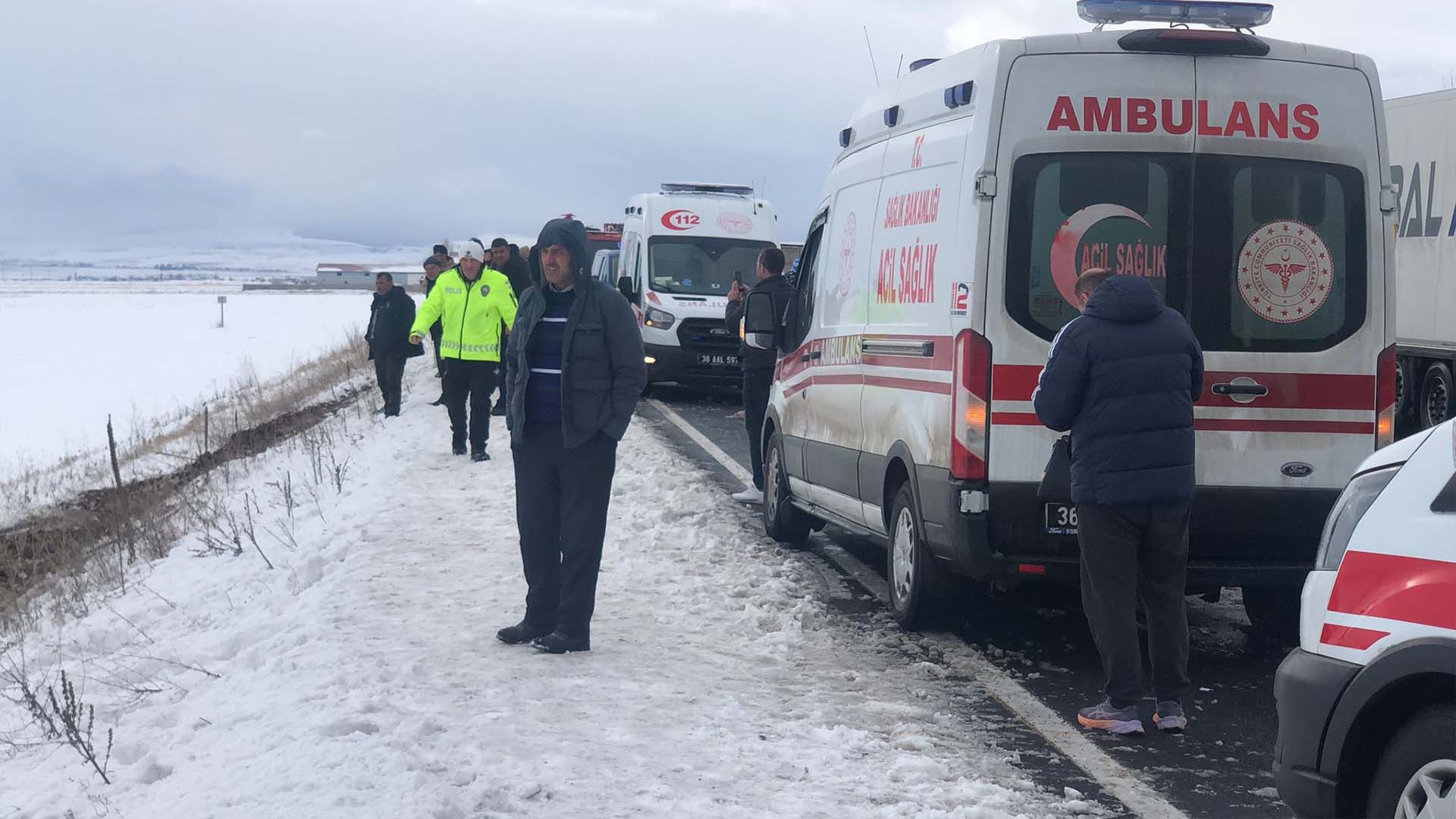 Kars'ta Yolcu Otobüsü Kaza Yaptı, 23 Kişi Yaralandı 2