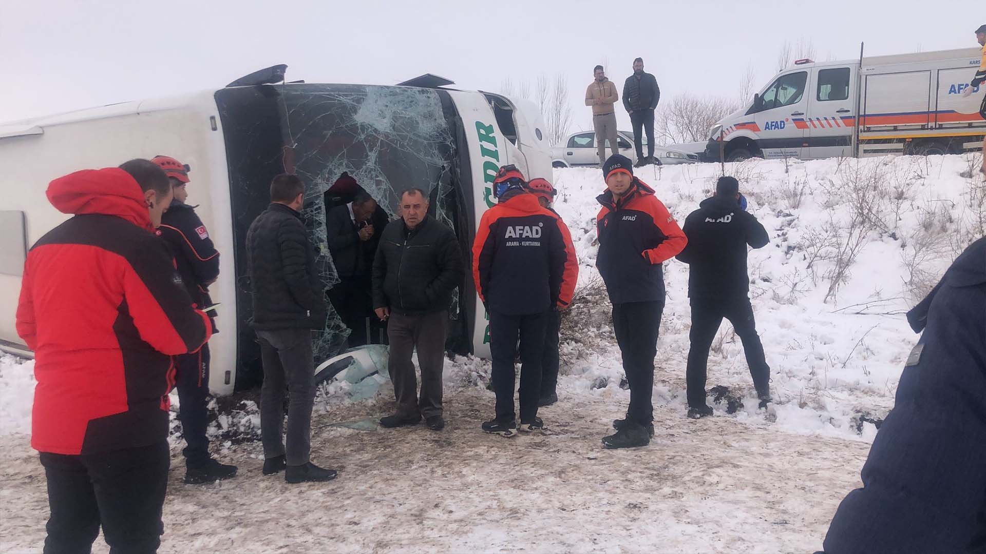 Kars'ta Yolcu Otobüsü Kaza Yaptı, 23 Kişi Yaralandı 4