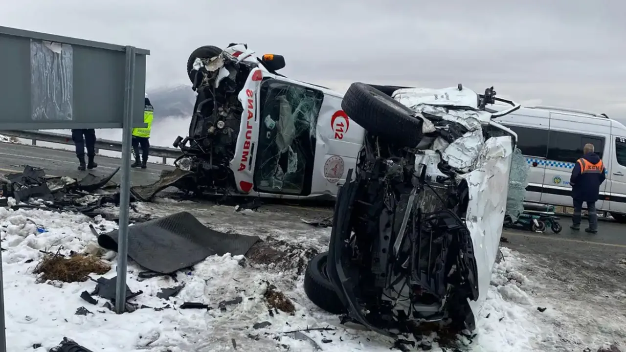 Malatyada Ambulans Ile Kamyonet Carpisti 7 Yarali