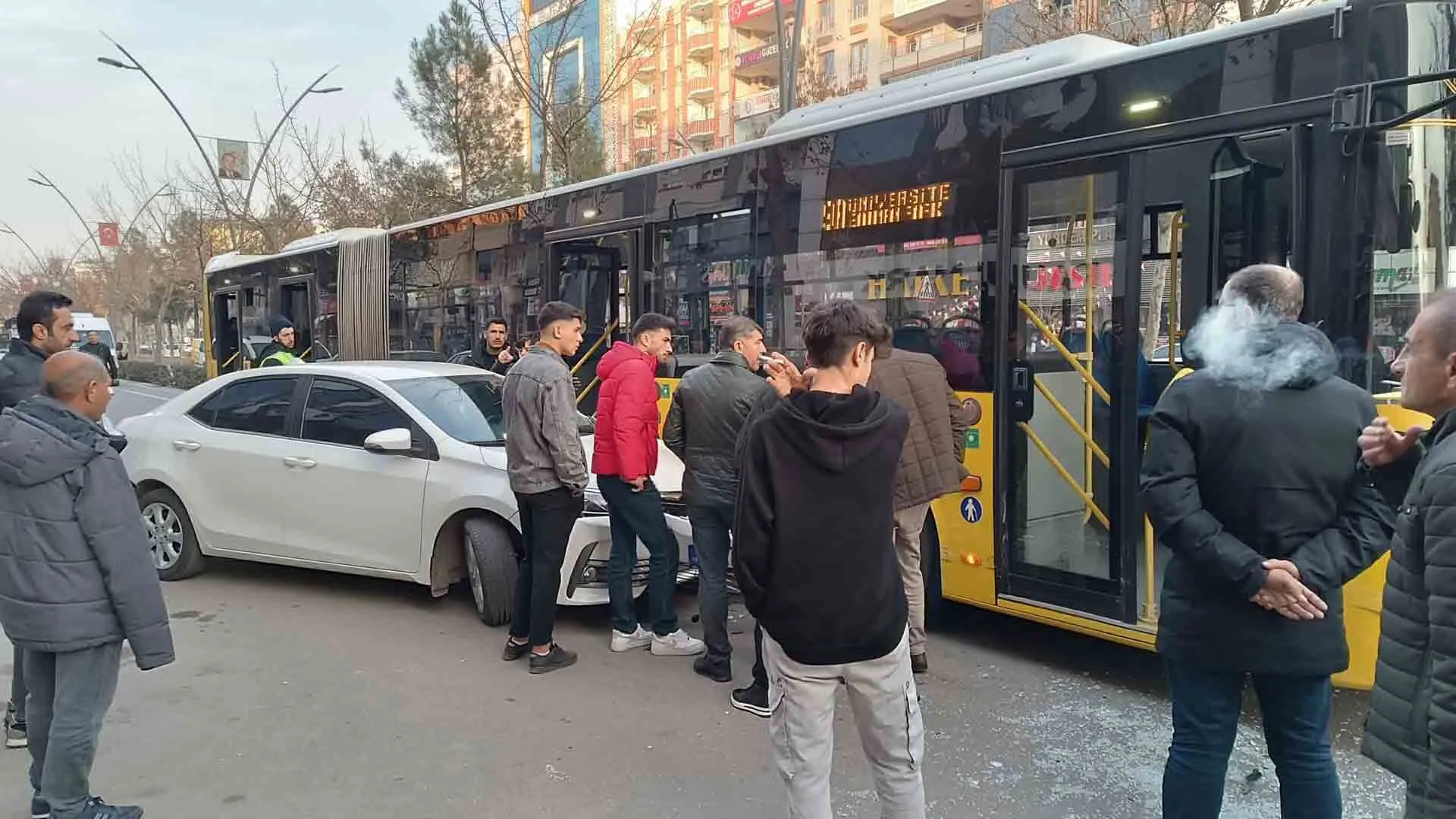 Belediye Halk Otobusu Ile Otomobil Carpisti 1