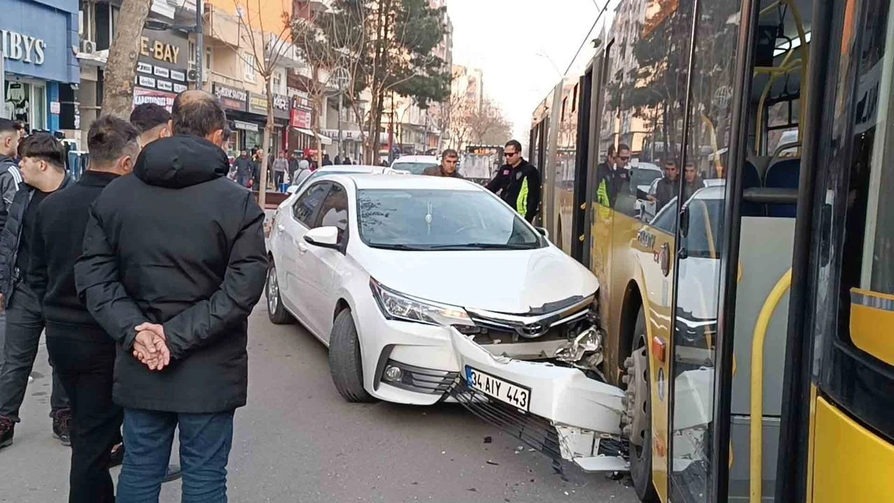 Belediye Halk Otobusu Ile Otomobil Carpisti