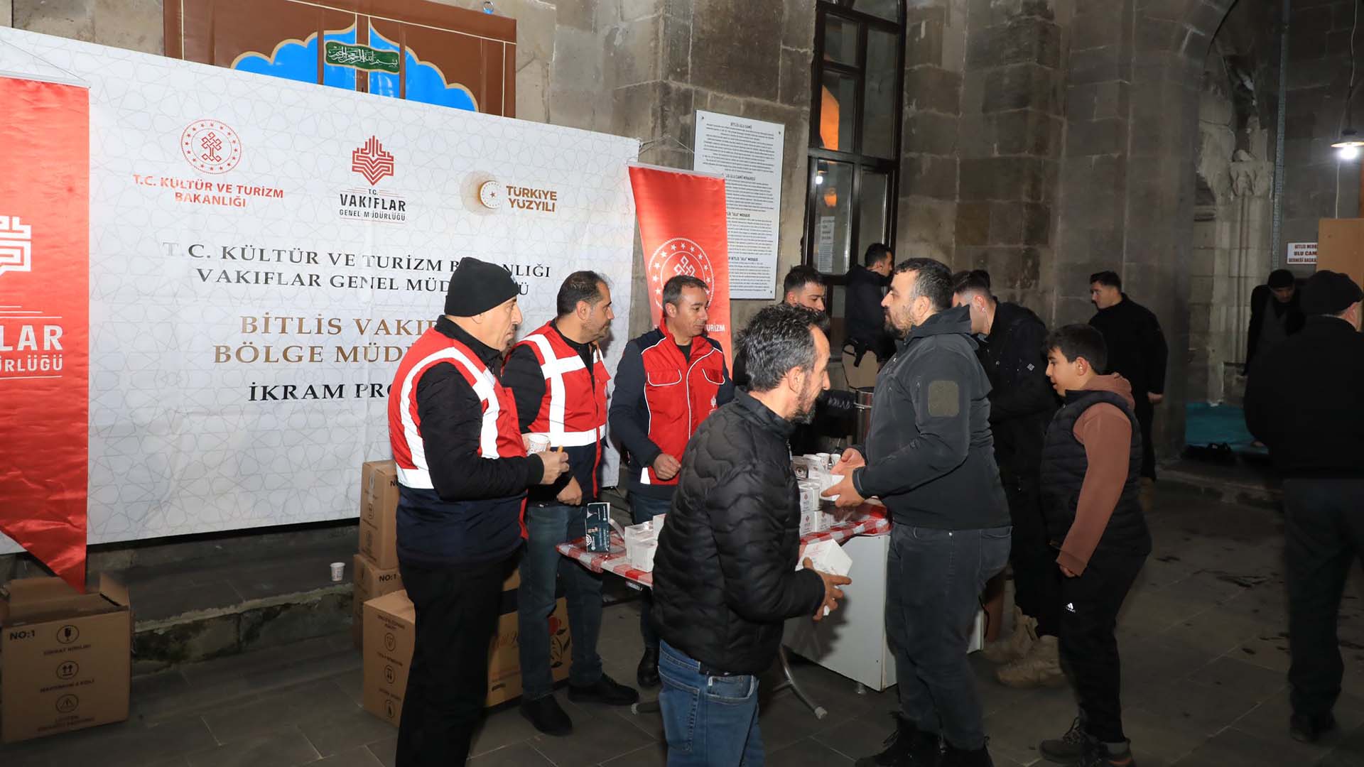 Bitlis Valisi Karakaya, Regaip Kandili'nde Vatandaşlarla Bir Araya Geldi 3