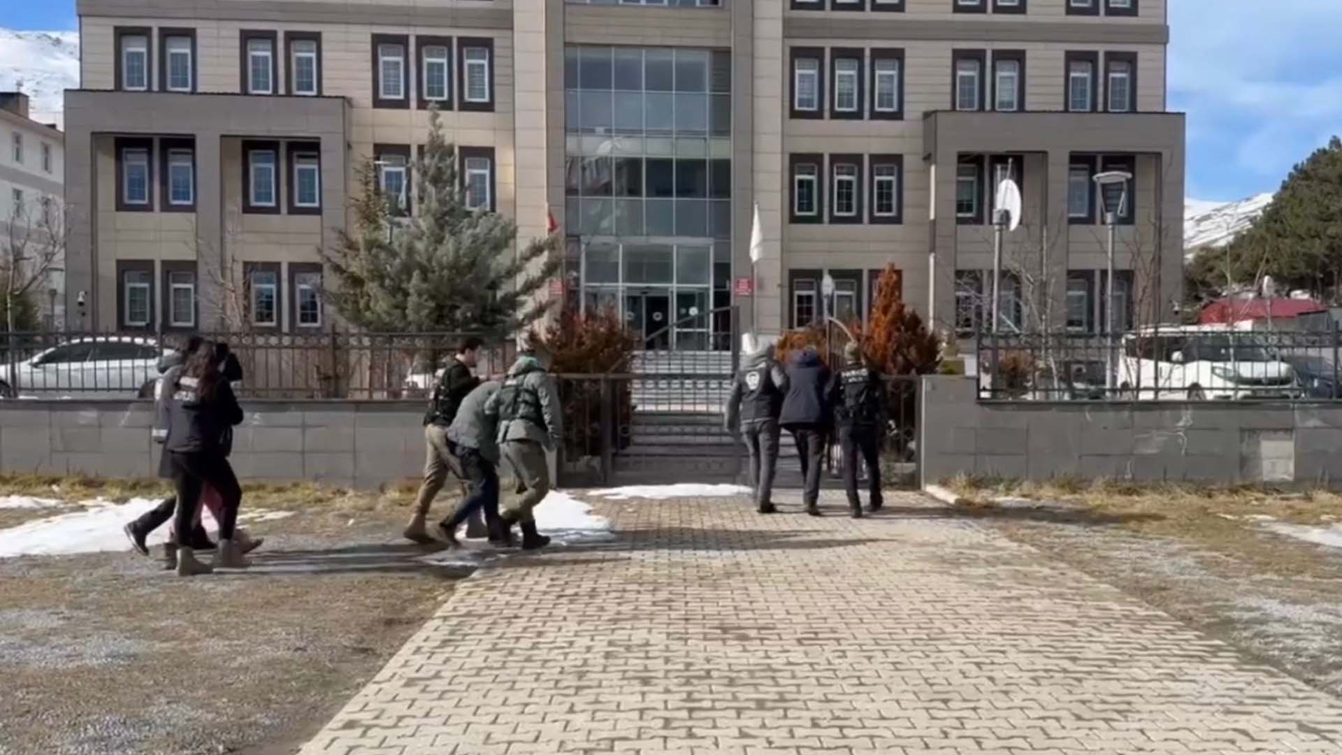 Bitlis’te 91 Adet Metamfetamin Ele Geçirildi Ve Yabancı Uyruklu 3 Şahıs Yakalandı 2