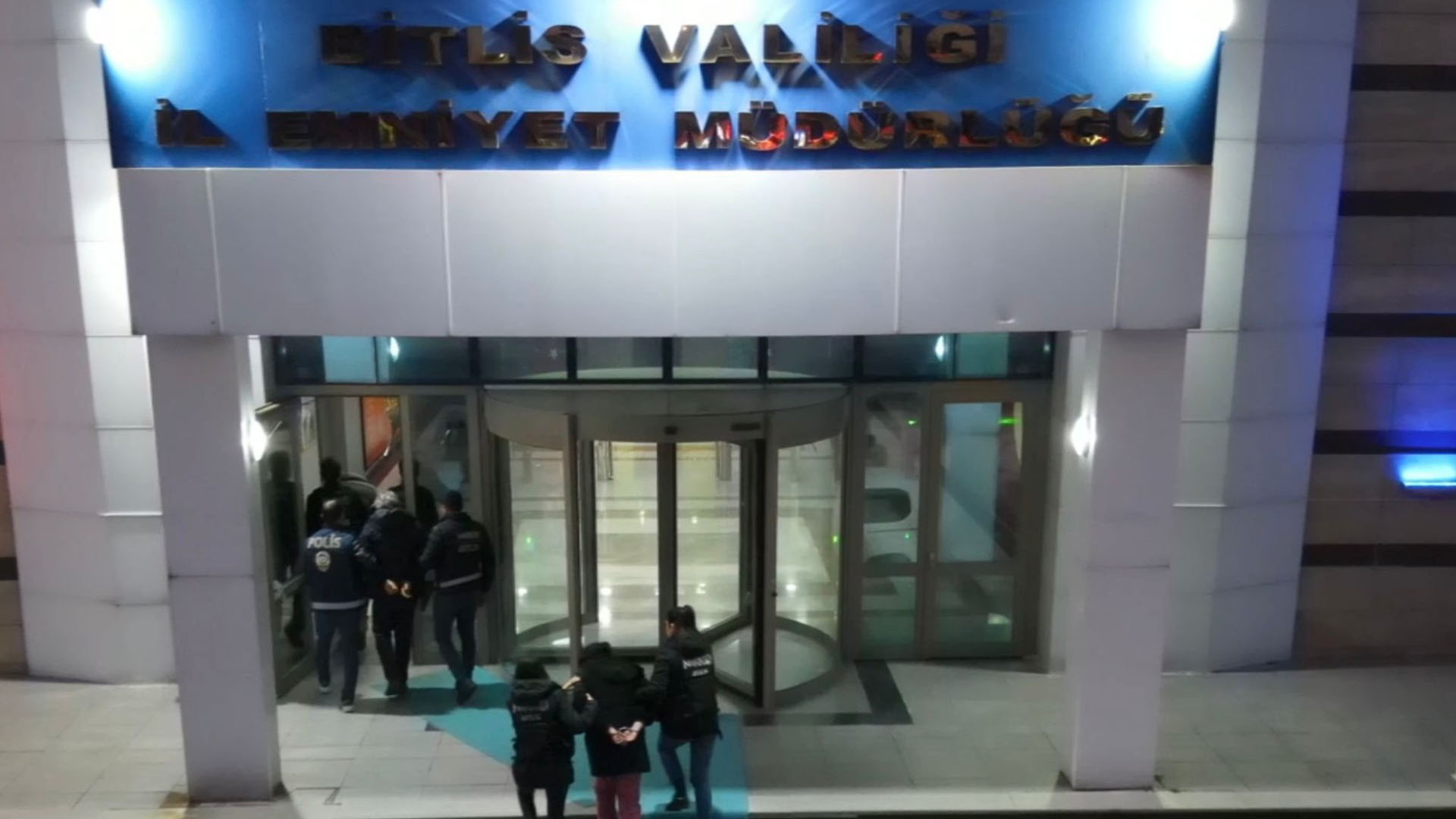 Bitlis’te 91 Adet Metamfetamin Ele Geçirildi Ve Yabancı Uyruklu 3 Şahıs Yakalandı 3