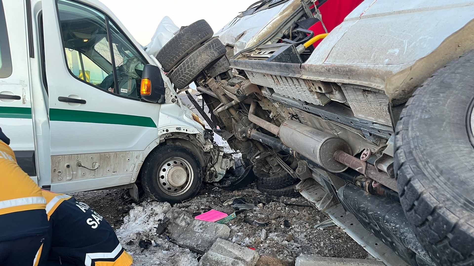 Kars’ta İki Minibüs Çarpıştı, 13 Kişi Yaralandı 2