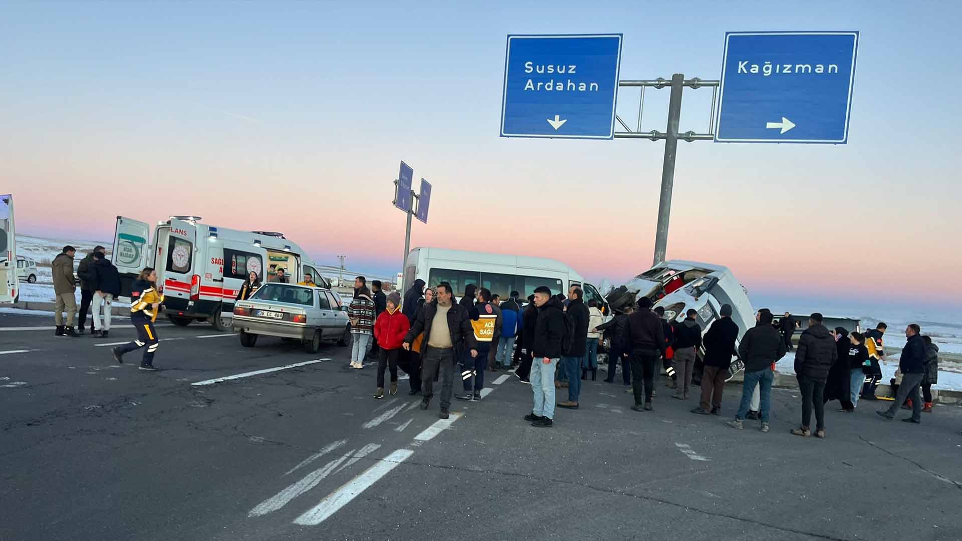 Kars’ta İki Minibüs Çarpıştı, 13 Kişi Yaralandı 3