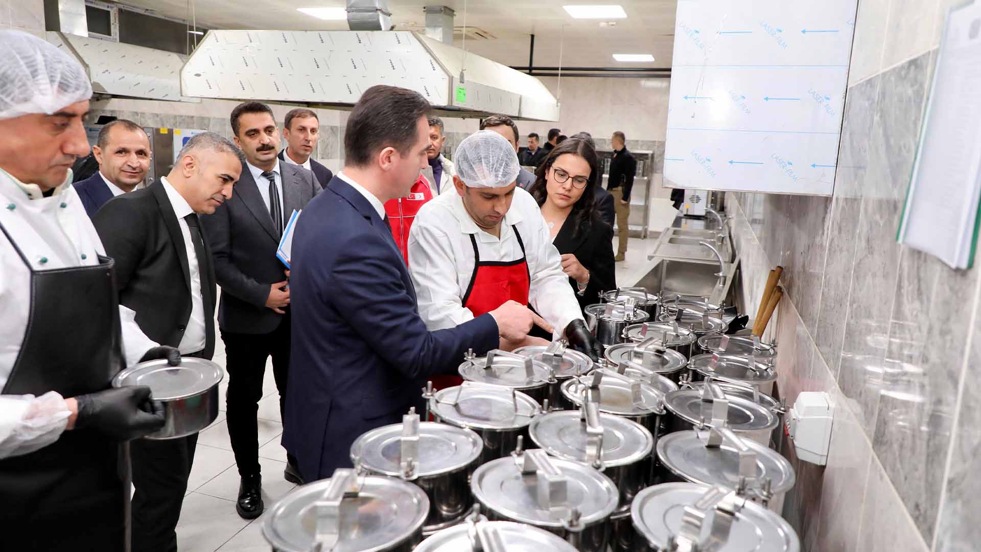Bitlis Valisi Karakaya, Aşevi Ve Refakatçi Evlerini Ziyaret Etti 2
