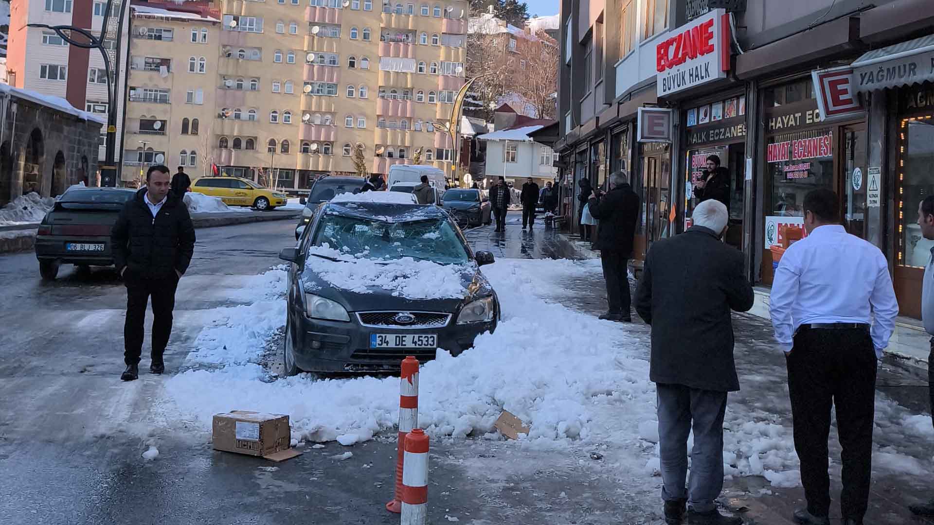 Bitlis’te Çatıdan Düşen Kar Kütleleri 3 Araca Zarar Verdi 1