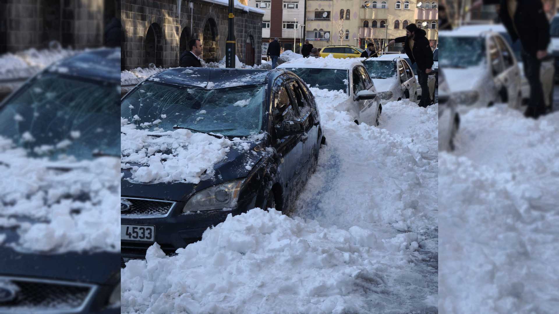 Bitlis’te Çatıdan Düşen Kar Kütleleri 3 Araca Zarar Verdi