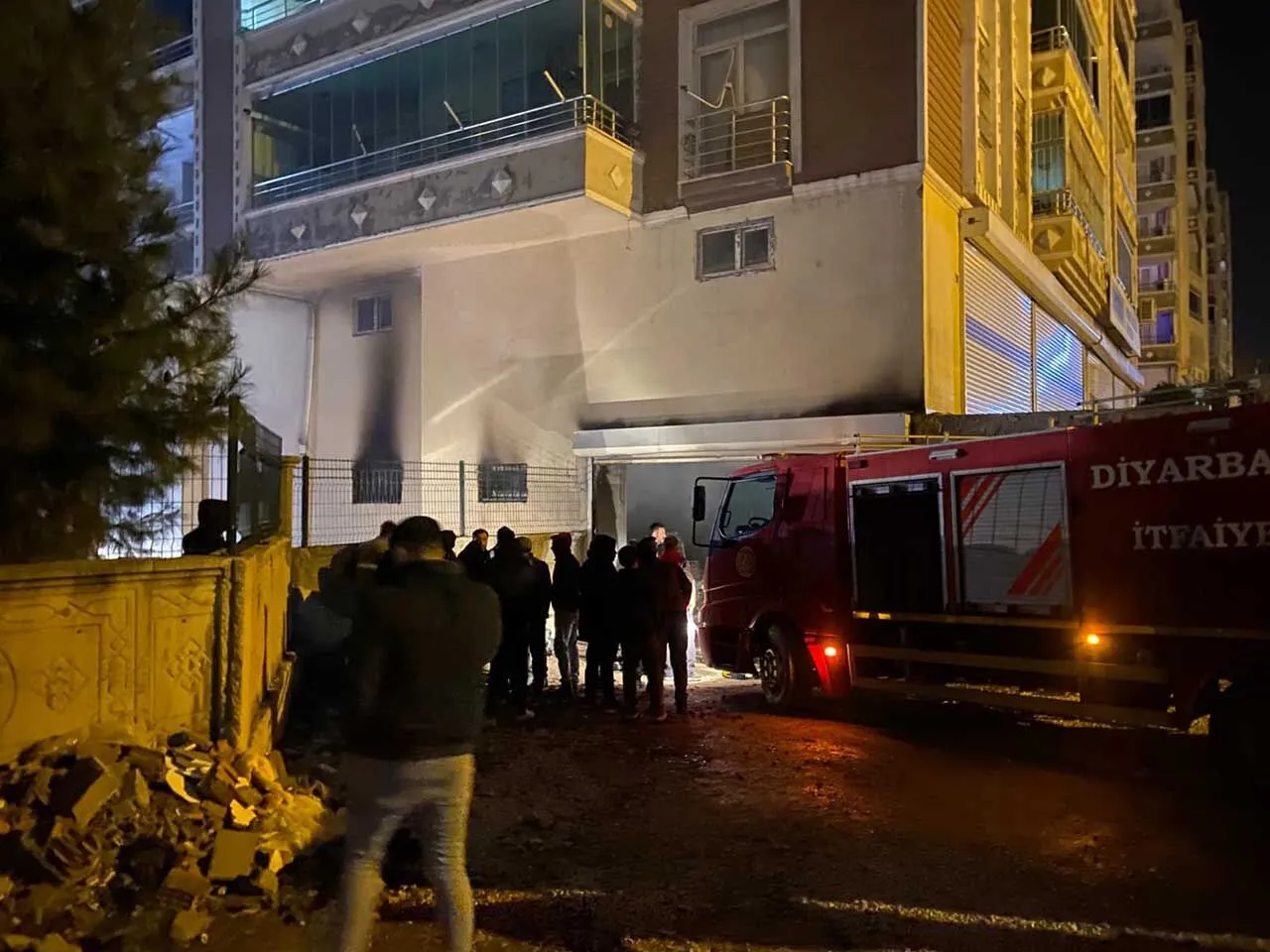 Diyarbakirda Marangoz Dukkani Yandi 4 Kisi Hastaneye Sevk Edildi 1