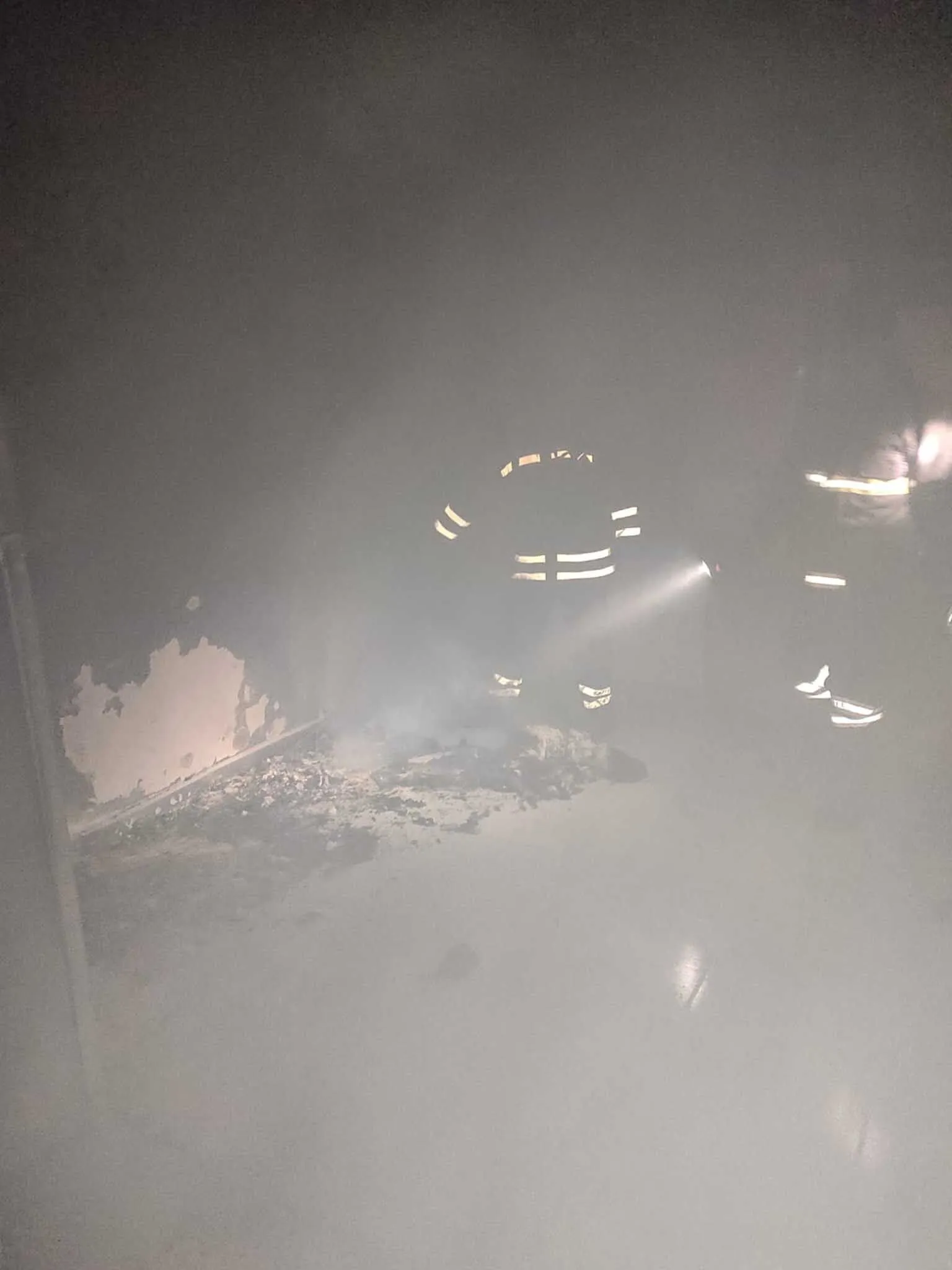 Itfaiye Eri Ev Yanginda Dumandan Etkilenen Kisiyi Sirtinda Tasiyarak Kurtardi 2