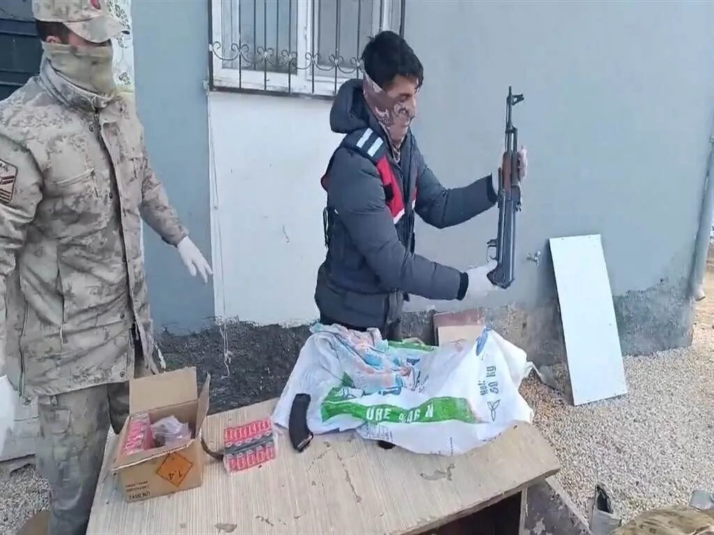 Jandarma Taslar Arasinda Gizlenmis Silah Ve Muhimmat Yakaladi 1