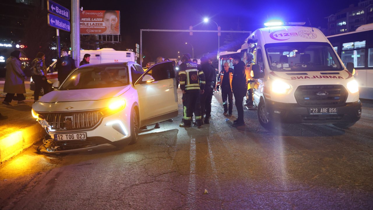 Kavşakta İki Otomobil Feci Çarpıştı 5 Yaralı 1