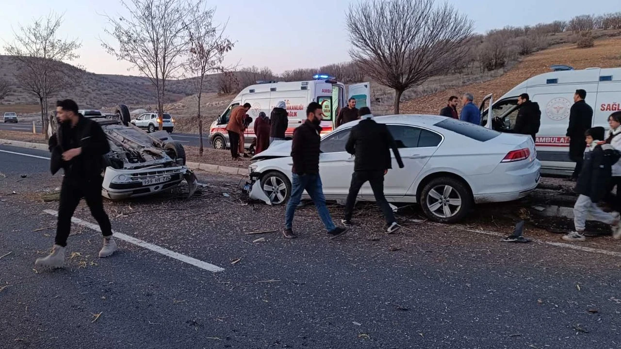 Mardinde Otomobiller Kafa Kafaya Carpisti 7 Yarali