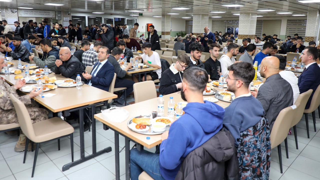 Bitlis Valisi Ahmet Karakaya, Kyk Erkek Öğrenci Yurdunda İftar Yaptı 2