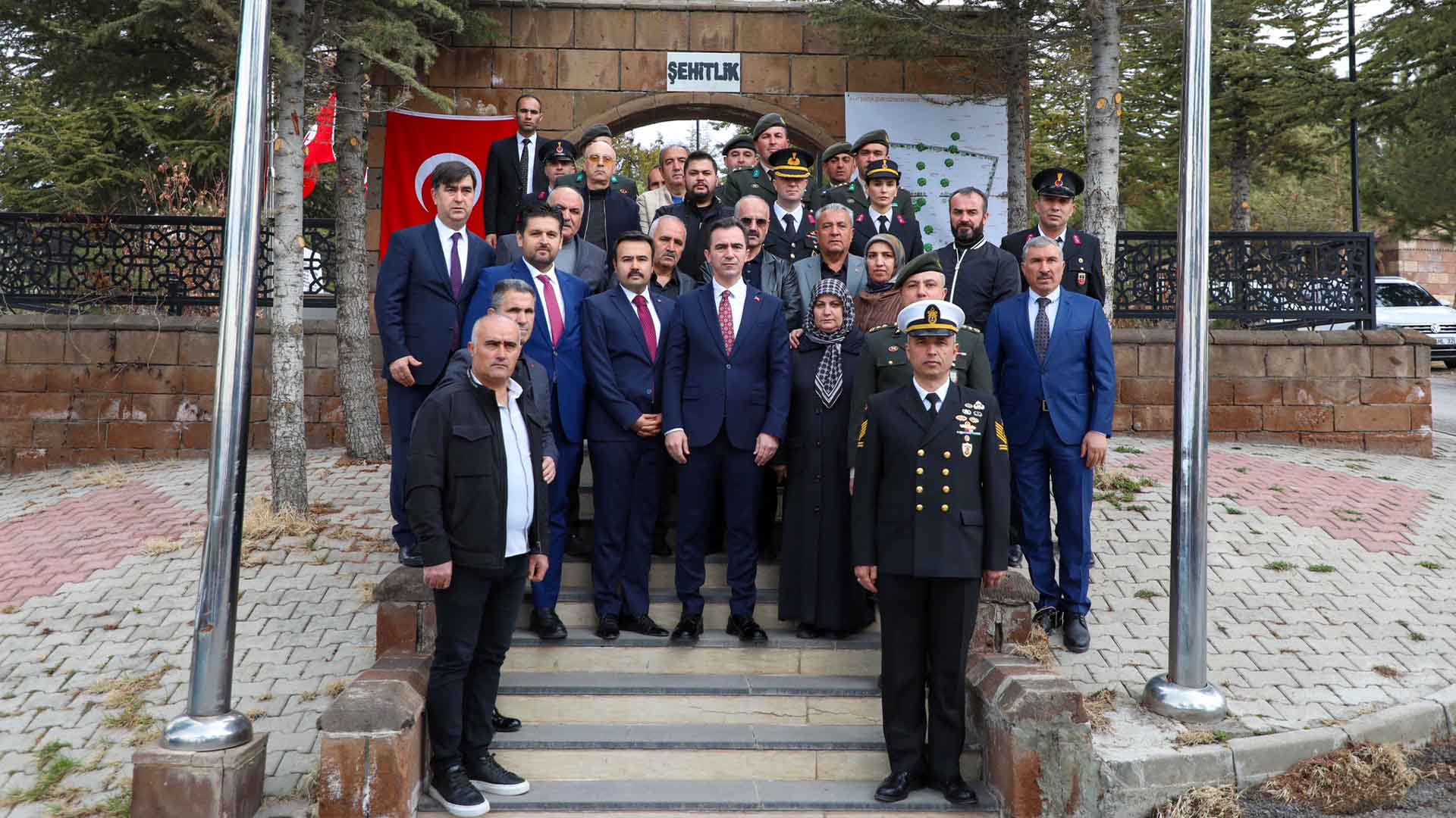 Bitlis Valisi Karakaya, 18 Mart’ta Ahlat Şehitliğini Ziyaret Etti 1