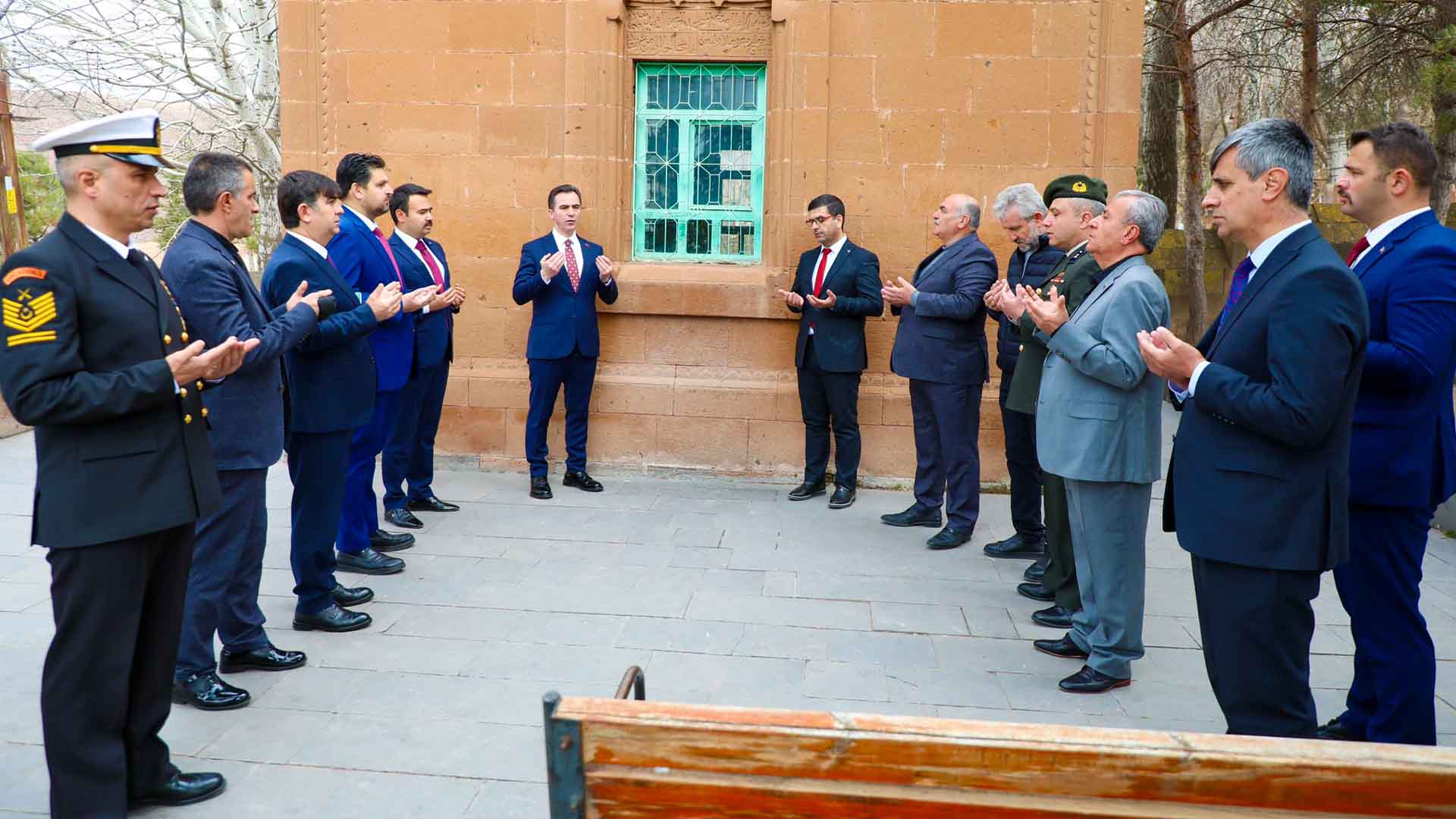 Bitlis Valisi Karakaya, 18 Mart’ta Ahlat Şehitliğini Ziyaret Etti 2