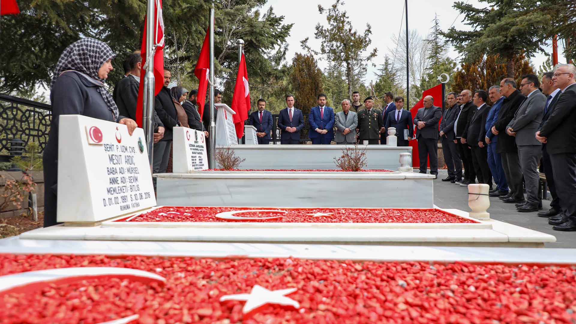 Bitlis Valisi Karakaya, 18 Mart’ta Ahlat Şehitliğini Ziyaret Etti 3