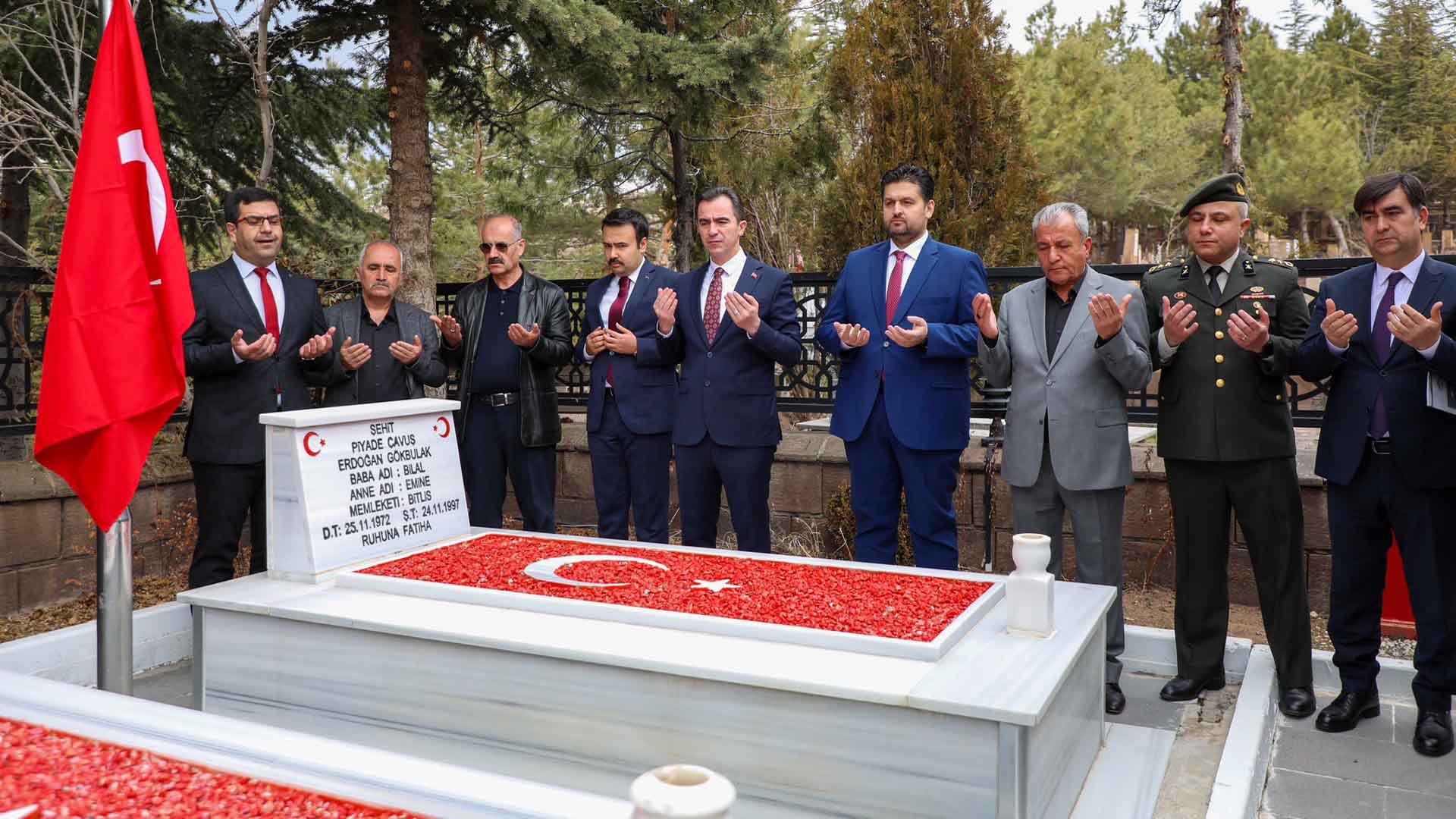 Bitlis Valisi Karakaya, 18 Mart’ta Ahlat Şehitliğini Ziyaret Etti