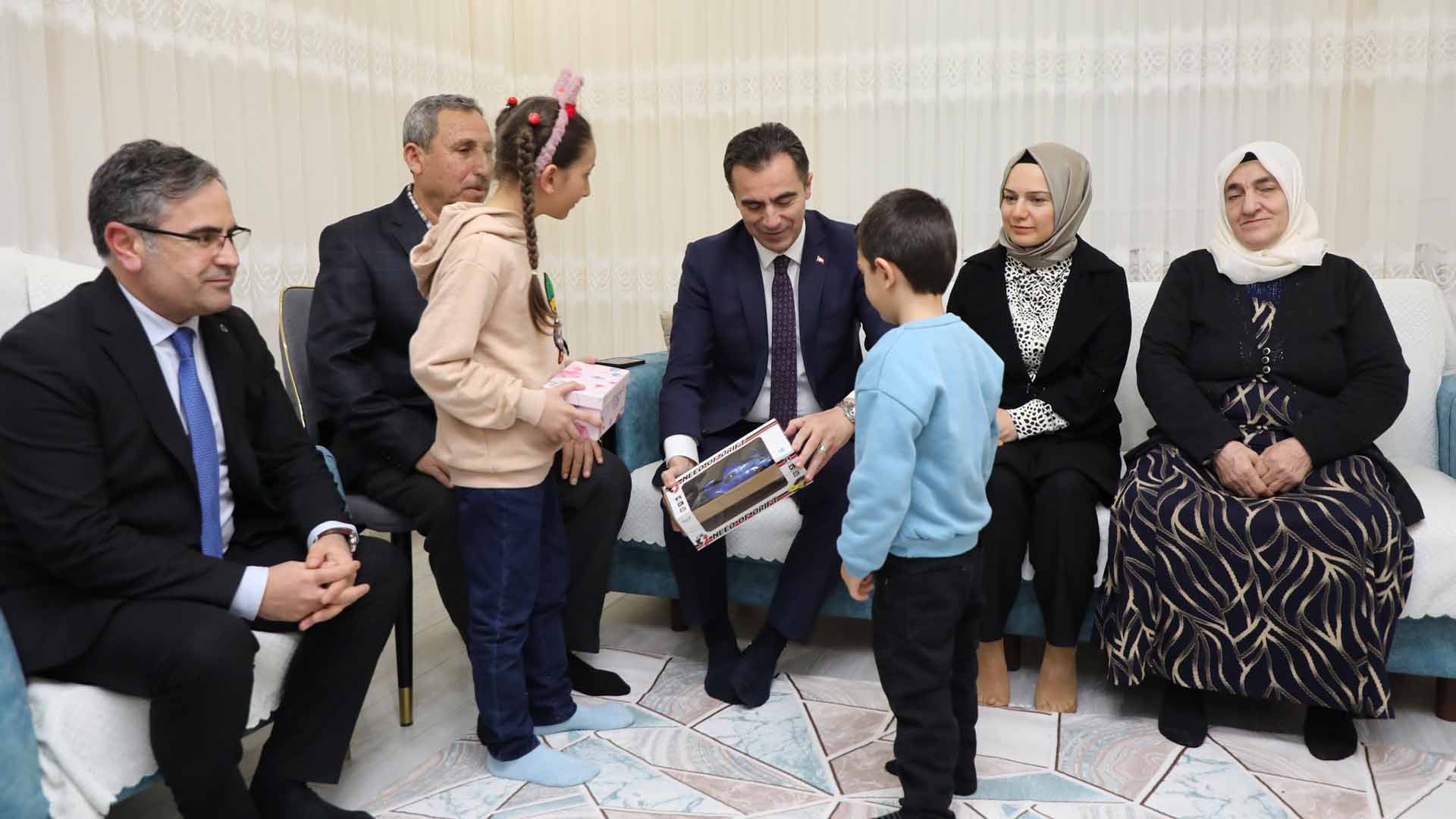 Bitlis Valisi Karakaya, Ramazan Ayında Şehit Ailesine Ziyaret Etti
