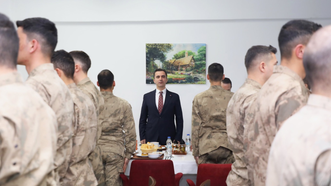 Bitlis Valisi Ve İl Jandarma Komutanı, Mehmetçikle İftar Yaptı 1